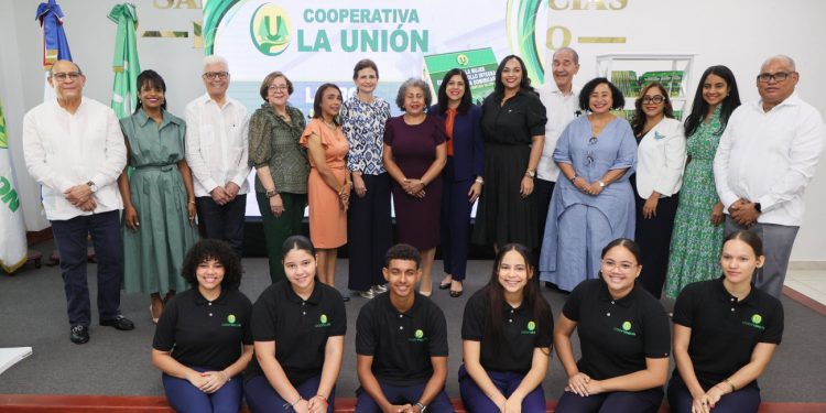 Vicepresidenta Raquel Peña resalta aportes de la mujer dominicana en lanzamiento de libro auspiciado por la Cooperativa La Unión