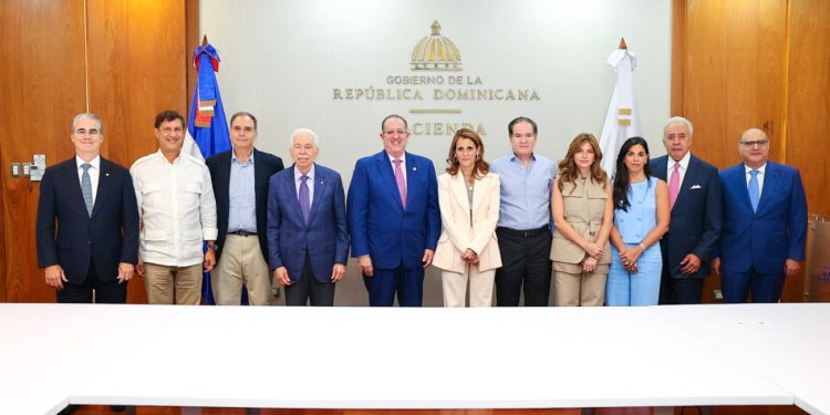 Ministro Magín Díaz se reúne con líderes empresariales para fortalecer la confianza y el crecimiento económico