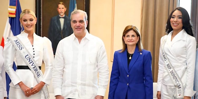 Presidente Abinader recibe a Miss Universo y Miss República Dominicana en el Palacio Nacional