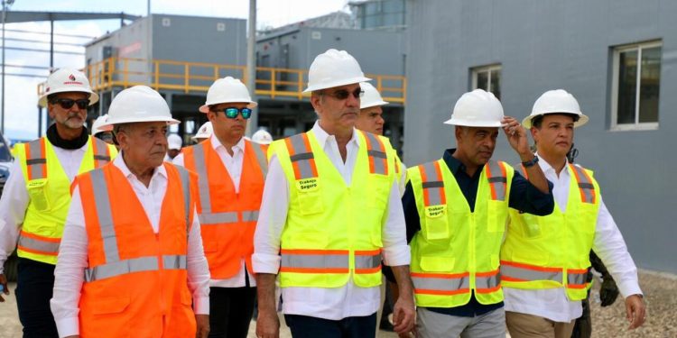 Presidente Abinader supervisa construcción de nueva planta eléctrica que aportará más de 400 megavatios al país