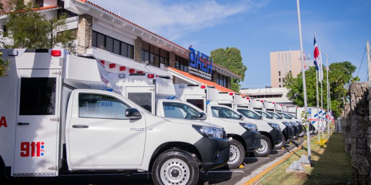 Ministro de la Presidencia anuncia ampliación Sistema 911 en Pedernales durante entrega de 46 nuevas ambulancias a la DAEH