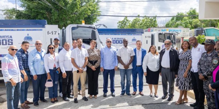 Gobierno entrega nuevos camiones compactadores en Villa Hermosa, en La Romana, y en La Caleta, de Boca Chica