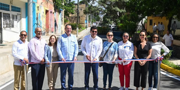 Ministro David Collado entrega 11 calles reconstruidas en Ciudad Colonial