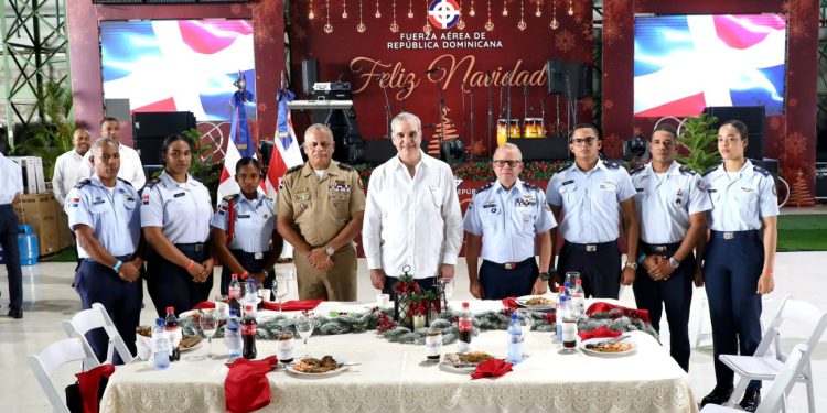 Presidente Abinader almuerza con oficiales y soldados de la Armada y Fuerza Aérea