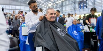 Presidente Abinader sostiene encuentro nacional con 1,000 peluqueros