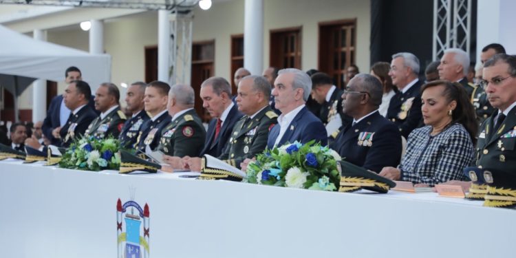 Presidente Abinader encabeza graduación de 26 damas y caballeros guardiamarinas