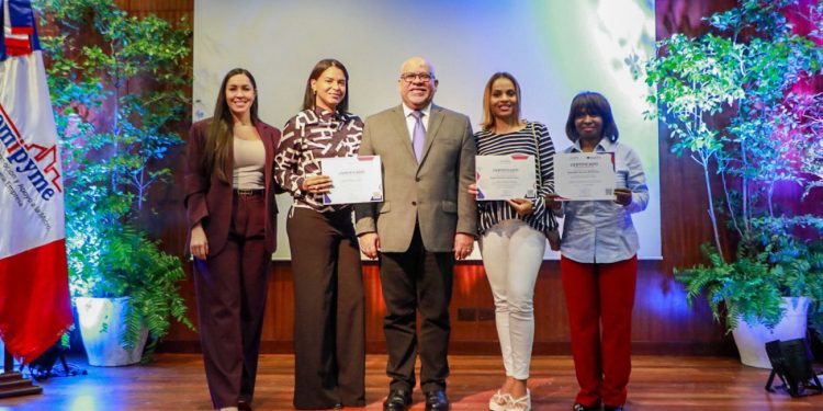 Promipyme entrega RD 125 millones en créditos a 525 emprendedores del Distrito Nacional