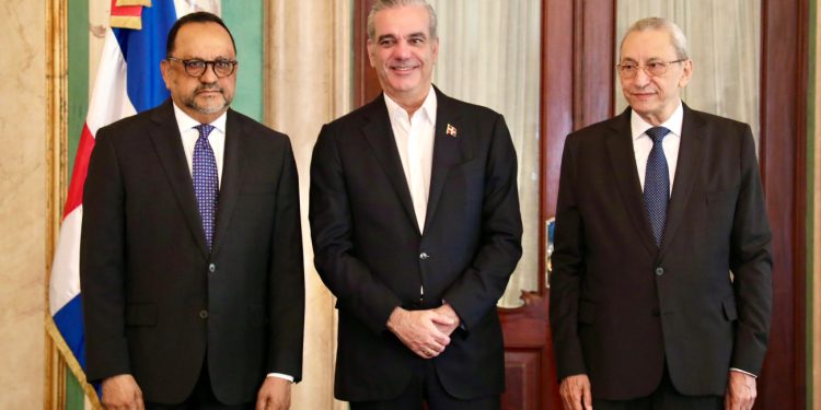 Presidente Abinader juramenta a Antoliano Peralta como ministro de Justicia y a Jorge Subero Isa como consultor jurídico