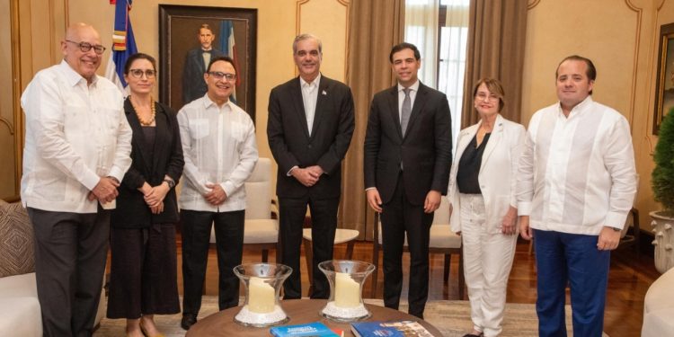 Presidente Abinader recibe a Michel Camilo y autoridades del Berklee College of Music
