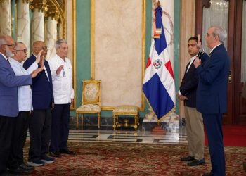 Presidente Abinader juramenta comisión de veeduría para supervisar obras deportivas financiadas con recursos recuperados de la corrupción