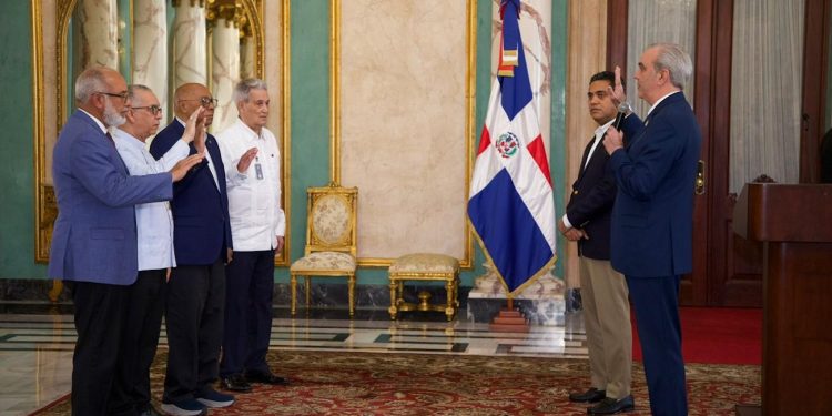 Presidente Abinader juramenta comisión de veeduría para supervisar obras deportivas financiadas con recursos recuperados de la corrupción