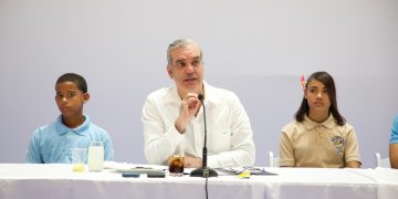 Presidente Abinader insta a jóvenes a estudiar carreras relacionadas con las ciencias y los idiomas que tienen una alta demanda nacional