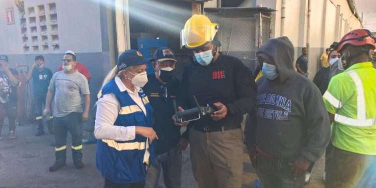 Sistema 911 coordina respuesta ante incendio en fábrica de plástico en Bajos de Haina