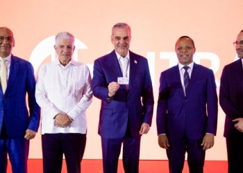 Presidente Abinader recibe la primera emisión de la nueva licencia de conducir