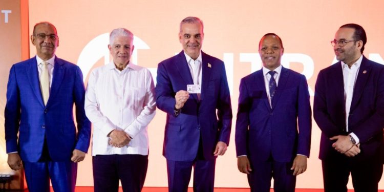 Presidente Abinader recibe la primera emisión de la nueva licencia de conducir