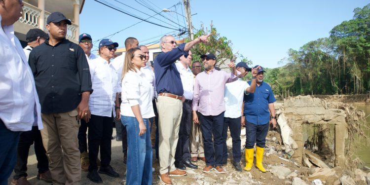 Presidente Abinader visita zonas impactadas por inundaciones en Gaspar Hernández; ordena intervención integral y compensaciones para afectados