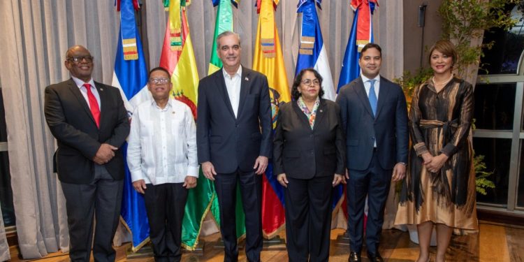 Presidente Abinader asiste a apertura de clase magistral que busca fortalecer la transparencia y rendición de cuentas a nivel internacional