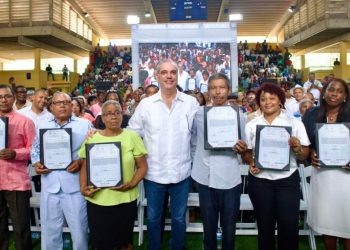 Presidente Abinader entrega 2,315 certificados de títulos de propiedad para beneficio de unas 10,000 personas en San Pedro de Macorís