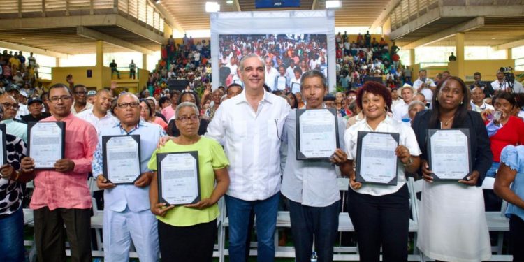 Presidente Abinader entrega 2,315 certificados de títulos de propiedad para beneficio de unas 10,000 personas en San Pedro de Macorís