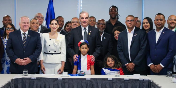 Presidente Abinader se reúne con dominicanos en Chile y resalta oportunidades que se abren por buenas relaciones con Kast