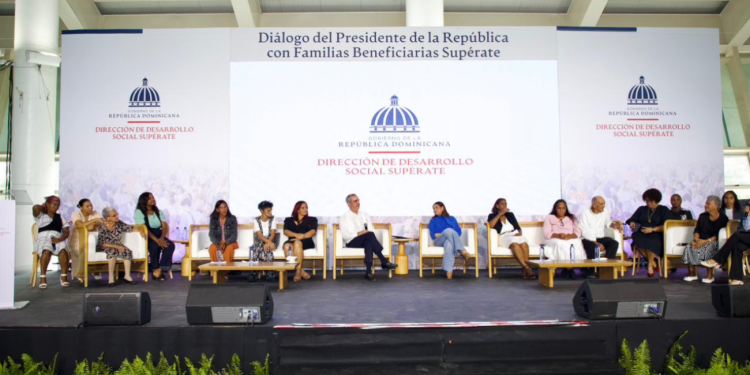 Presidente Abinader escucha a 6,000 familias y reafirma su apoyo a Supérate, que impacta a más de 1.4 millones de hogares