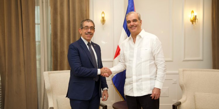 Presidente Abinader recibe en el Palacio Nacional al nuevo rector electo de la UASD, Jorge Asjana David