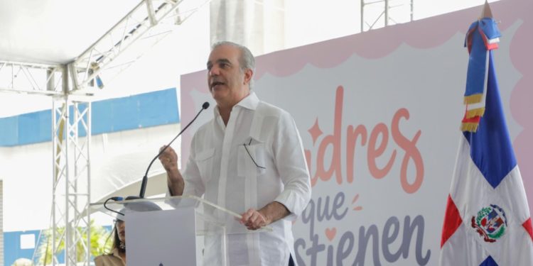 Presidente Abinader destaca sacrificio y fortaleza de las madres dominicanas durante jornada nacional “Madres que Sostienen”