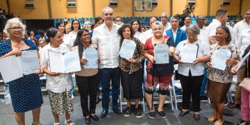 Presidente Abinader entrega en Haina 1,279 títulos de propiedad y beneficia 6,385 personas