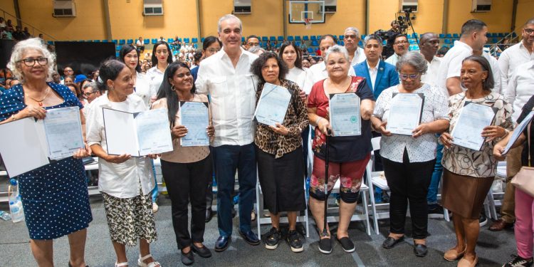 Presidente Abinader entrega en Haina 1,279 títulos de propiedad y beneficia 6,385 personas