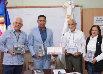 Ministerio de Energía y Minas entrega equipos a la UASD para fortalecer las investigaciones sobre el control del mosquito transmisor del dengue