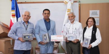 Ministerio de Energía y Minas entrega equipos a la UASD para fortalecer las investigaciones sobre el control del mosquito transmisor del dengue