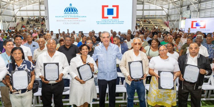 Presidente Abinader entrega 2,322 títulos de propiedad en Domingo Savio para beneficiar a más de 9,000 personas; garantiza seguridad jurídica y mayores oportunidades de desarrollo para sus familias