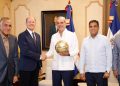 Presidente Luis Abinader recibe a ejecutivos de la FIBA en el Palacio Nacional
