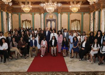 Presidente Abinader recibe a estudiantes de origen dominicano destacados en el extranjero