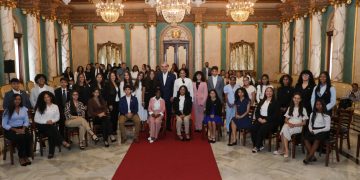 Presidente Abinader recibe a estudiantes de origen dominicano destacados en el extranjero