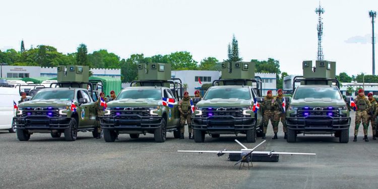 Presidente Abinader entrega blindado Furia VBD-2 y modernos equipos para reforzar la defensa nacional