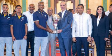 Presidente Abinader recibe en el Palacio Nacional al Salcedo Fútbol Club tras conquistar el campeonato nacional de la Liga Dominicana de Fútbol