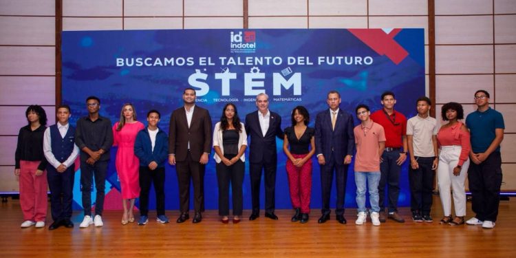 Presidente Abinader entrega reconocimientos del Indotel a más de 170 estudiantes destacados en el concurso “Buscamos el Talento del Futuro”