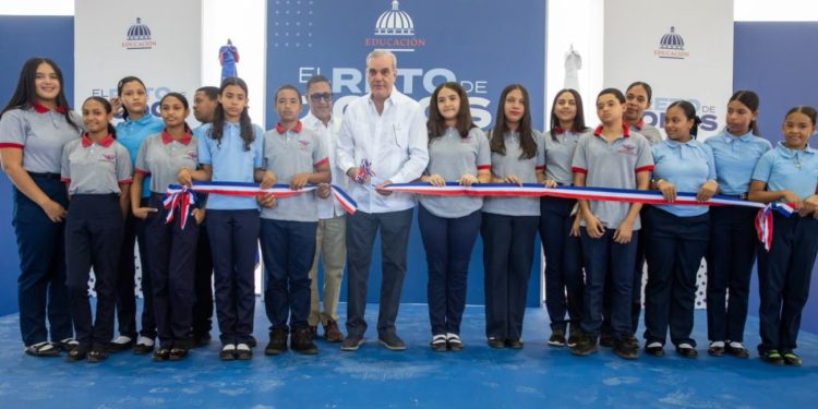 Presidente Luis Abinader entrega techado de centro educativo para beneficio 665 estudiantes y munícipes de Rancho Arriba