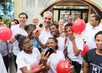 Presidente Luis Abinader destaca gran acogida de la Feria Internacional del Libro 2026 e invita a niños y jóvenes a cultivar el hábito de la lectura