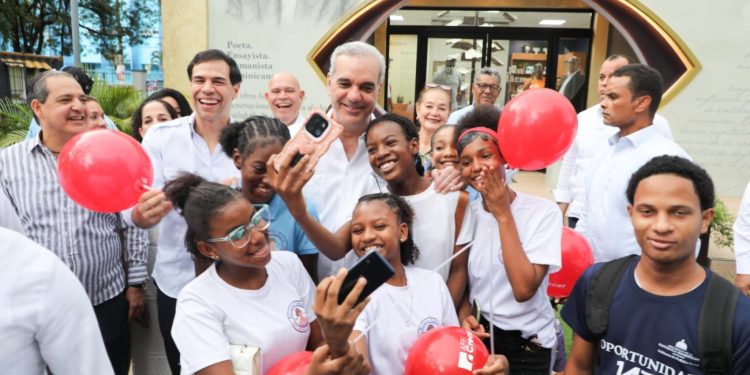 Presidente Luis Abinader destaca gran acogida de la Feria Internacional del Libro 2026 e invita a niños y jóvenes a cultivar el hábito de la lectura