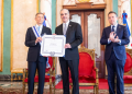 Presidente Luis Abinader condecora al excanciller Roberto Álvarez con la Orden del Mérito de Duarte, Sánchez y Mella, en el grado de Gran Cruz Placa de Plata