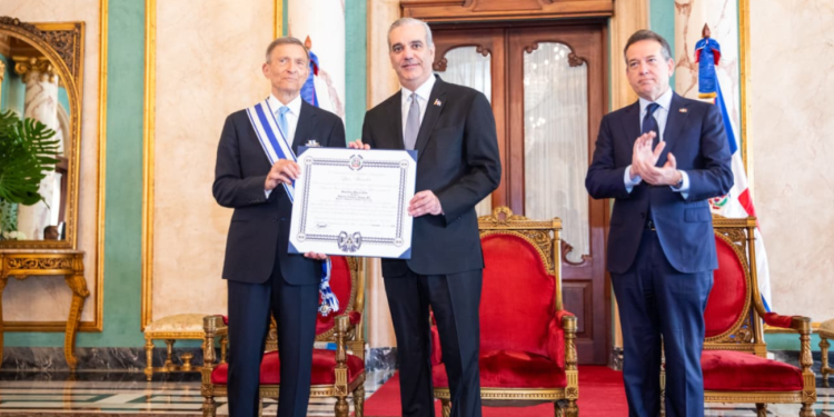 Presidente Luis Abinader condecora al excanciller Roberto Álvarez con la Orden del Mérito de Duarte, Sánchez y Mella, en el grado de Gran Cruz Placa de Plata